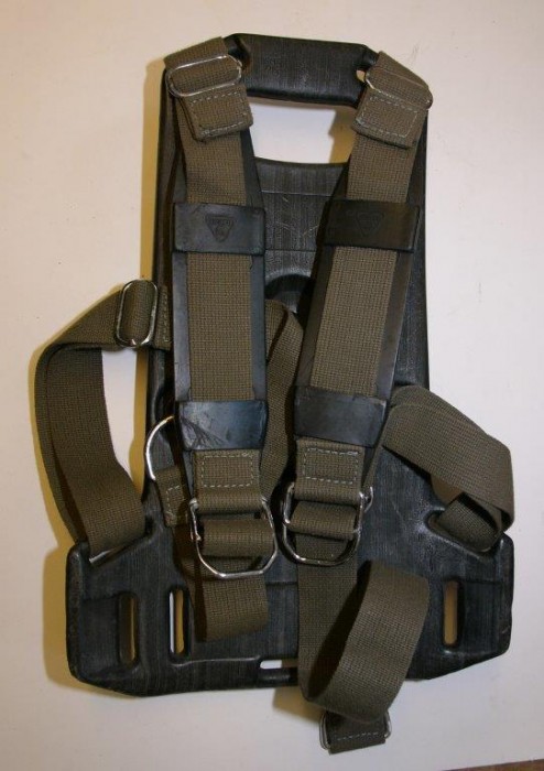 L1280269.jpg (56.92 KiB) 5573 mal betrachtet Dräger Traggestell, ein Buchgurt ist auch dabei, fehlt auf dem Foto.