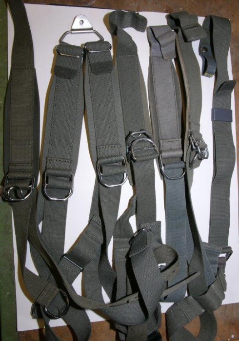 L1280252.jpg (82.36 KiB) 6018 mal betrachtet Dräger Gurtzeug, auch Blei und Bauchgurte. Ganz rechts ein seltener Schrittgurt.