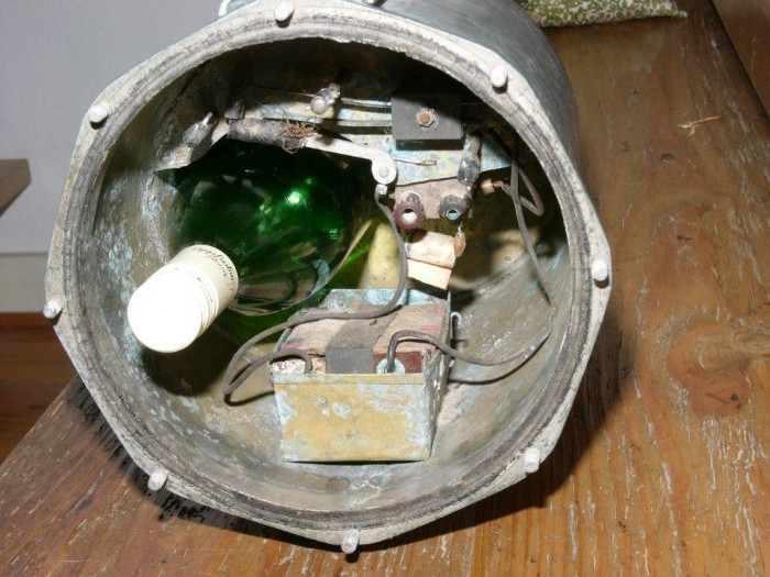 Eine 1 Liter Weinflasche, Durchmesser 90mm, passt seitlich ins Gegäuse.