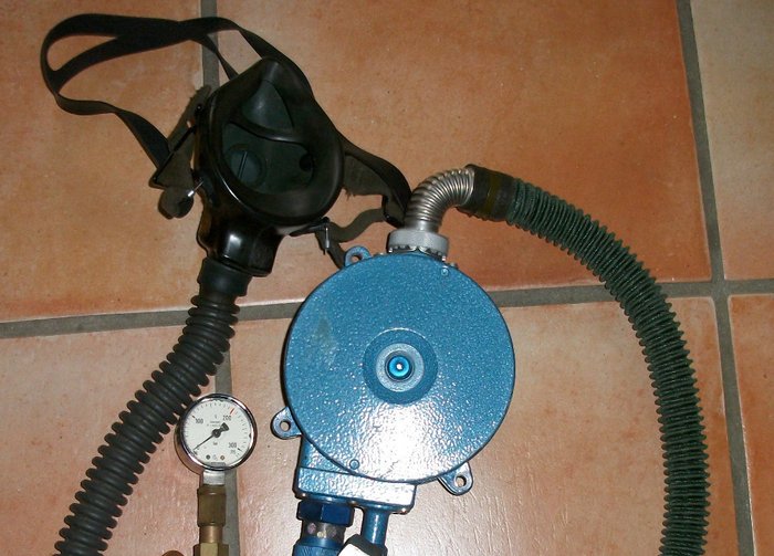 Höhenatmer#.jpg (617.82 KiB) 18466 mal betrachtet Dräger Höhenatmer bis 10 000 Meter.