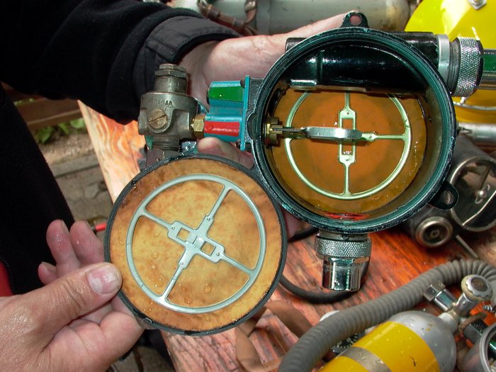 Höhenatmer 2.jpg (670.28 KiB) 18466 mal betrachtet Der Lungenautomat des Höhenatmers hat zwei gegenüberliegende Membranen und kann auch zum Tauchen verwendet werden. Die Tschechen hatten solche Geräte vor zwei Jahren am Marxweiher dabei.