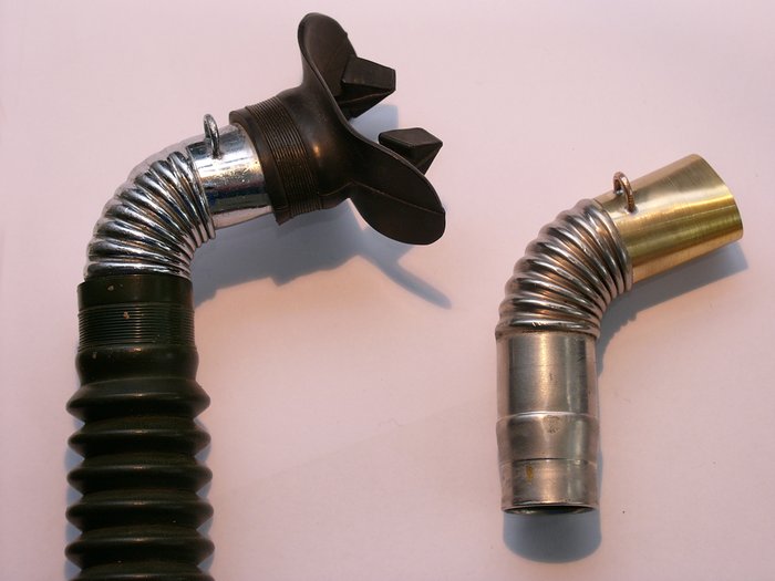 Mundstückrohr#.jpg (508.14 KiB) 18466 mal betrachtet Das Wellrohr habe ich auf 8 "Wellen" verkürzt und eine passende Mundstücktülle war schnell aus Messingrohr gemacht. Ein befreundeter Goldschmied hat beide Teile zusammengelötet.