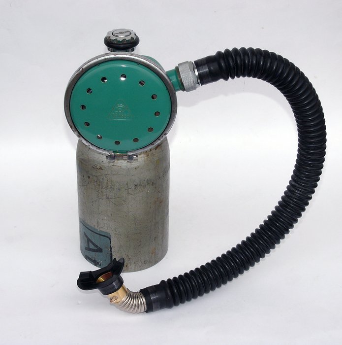 D2.JPG (687.48 KiB) 18440 mal betrachtet An der Schlauchanschlußverschraubung sollte auch ein gewinkeltes Wellrohr montiert sein. Das findet sich noch, vielleicht vom PA34.