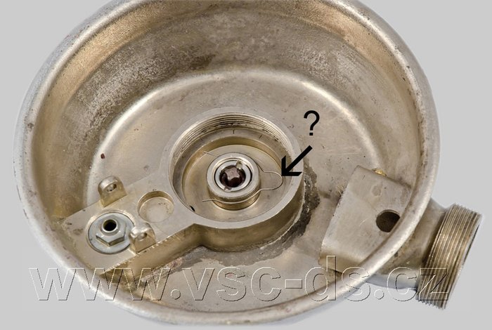 automatika-regulator-mors-12 Kopie.jpg (430.4 KiB) 12586 mal betrachtet Die Funktion dieser Klammer ist mir ein Rätzel . . . sie sitzt einfach nur auf dem Mittelteil und hält sich selbst fest.