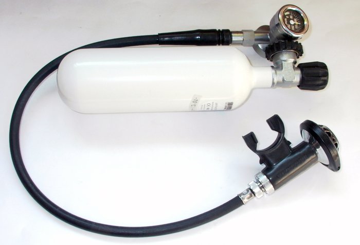 Reservegerät.jpg (378.33 KiB) 19888 mal betrachtet Ein- Liter- Zweitgerät, dieses dient mehr zur psychologischen Beruhigung. . . Es passt in die Westentasche.