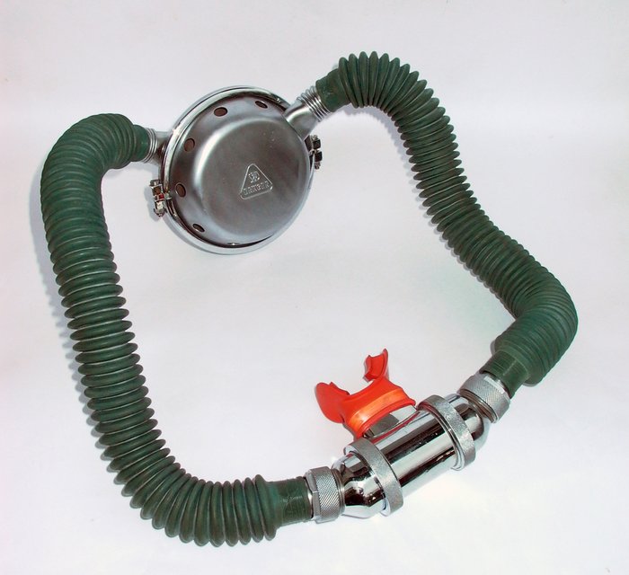 Atemregler Dräger PA 61-1.jpg (636.25 KiB) 9750 mal betrachtet Die Schläuche waren deformiert, krumm wie Hund. . . Abhilfe schaffte ein etwas stärkerer Draht der mit Alufolie umwickelt den Schlauch ausfüllt. So konne er in natürliche wirkende Kurven gebogen werden. . . Mal sehn was passiert, wenn ich die Füllung in einigen Jahren wieder heraus nehme. . .