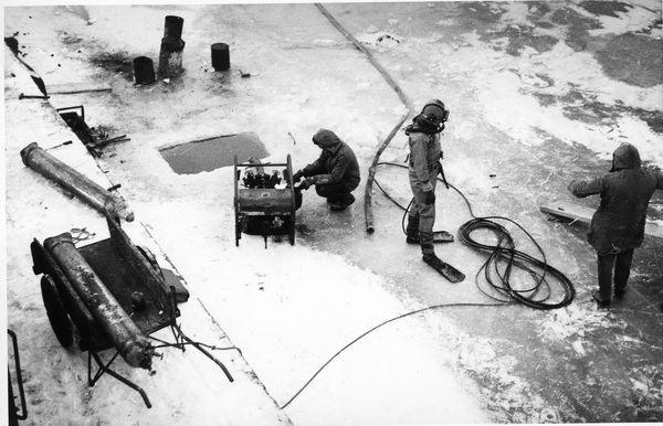 Befestigungsarbeiten im Brinker Hafen / Hannover im Winter 1963