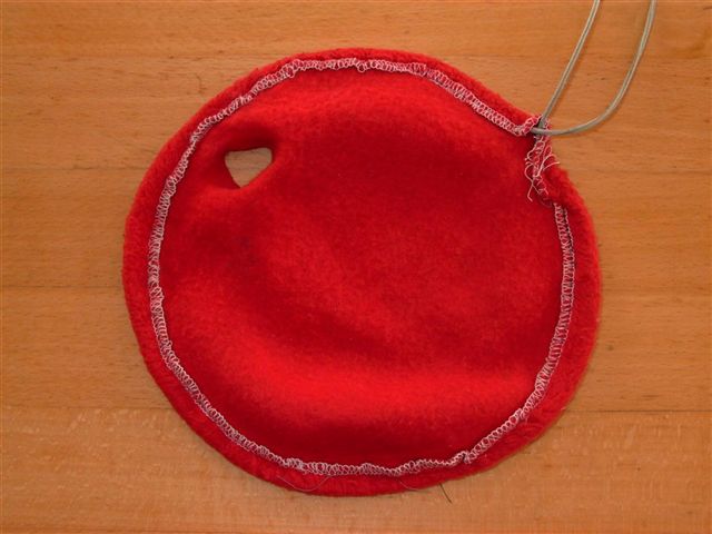 Zweischlauchregler kann man mit wenig Aufwand schalldämpfen. Dazu braucht man ein rundes Stück elastisches Vlies, wie es z.B. für Winterjacken verwendet wird. Außen wird es umgeschlagen und vernäht, so dass ein langer Schnürsenkel durchgezogen werden kann. Außendurchmesser nach dem Nähen ca. 21- 22 cm für alle Dräger Zweischlauchregler. Das Loch oben links wird über den Ausatemstutzen gesteckt.