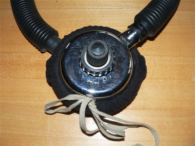 Der Schuhbändel wird hinter dem Automat fest zugezogen und verknotet. Die Luftblasen dürfen beim Ausatmen nur durch das Vlies entweichen, damit sie verkleinert werden. Zieht man den Schnürsenkel nicht fest genug, entweicht die Luft seitlich und die Wirkung ist dahin.