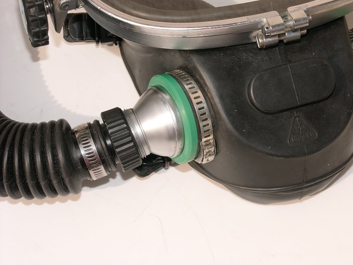 Original Tüllen ließen sich nicht auftreiben, so habe ich welche vom Monomat- Mundstück verwendet.  Deren Außendurchmesser ist einige Millimeter kleiner, Adapterringe waren schnell gedreht (grün).  Die Schlauchklemmen gibt es bei David Dekker. . .