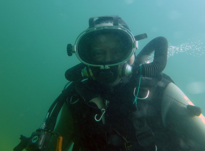 R168###.jpg (474.63 KiB) 13564 mal betrachtet Der Druckausgleich ist überhaupt kein Problem, das Kinn öfters vorschieben und schon knackt es in den Ohren. Die Scheibe beschlug nicht, hin und wieder habe ich sie mit etwas Wasser von innen sauber "geschwenkt". Jetzt muß ich noch herausfinden wie man im Notfall unterwasser auf einen zweiten Automat wechselt. . . Dazu muß eine zweite Tauchermaske in der Jackettasche stecken. Mal sehn. . .