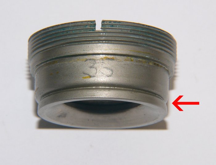 Das Ventilgehäuse ist verlötet, der Pfeil zeigt die Lötnaht. Glimmer ist hitzebeständig und verzieht sich nicht beim Löten.  Deshalb wird es im Ausatemventil eingebaut. Die Glimmerscheibe ist auch im PA61/2 zu finden.