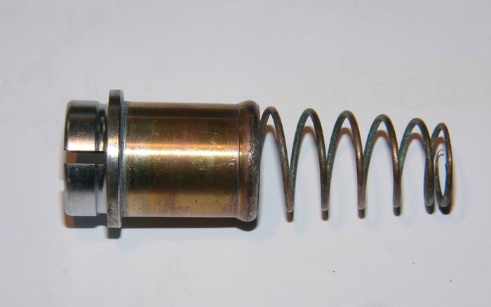 Hier ist auf der Tülle etwas Patina zu sehen, die muß man blitzeblank wegpolieren. . .